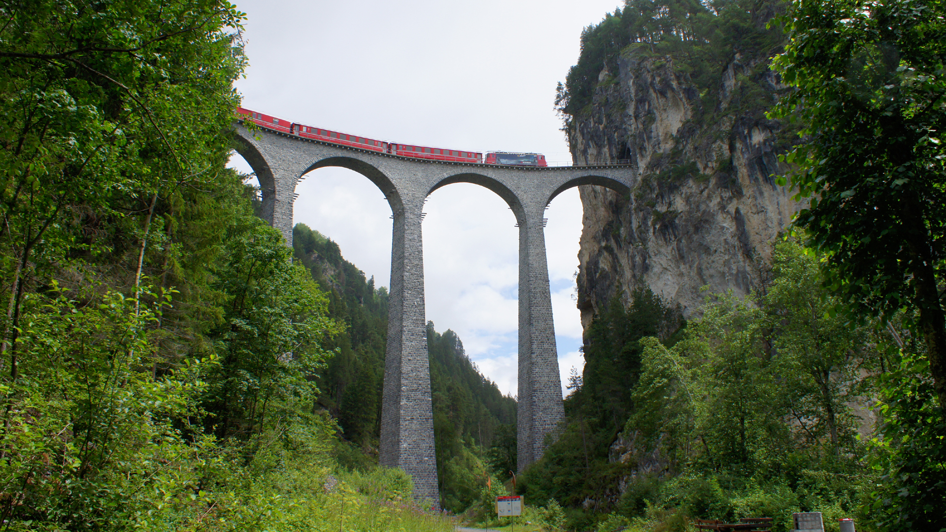 Mit der Bahn die Schweiz entdecken (Landwasser Viadukt)