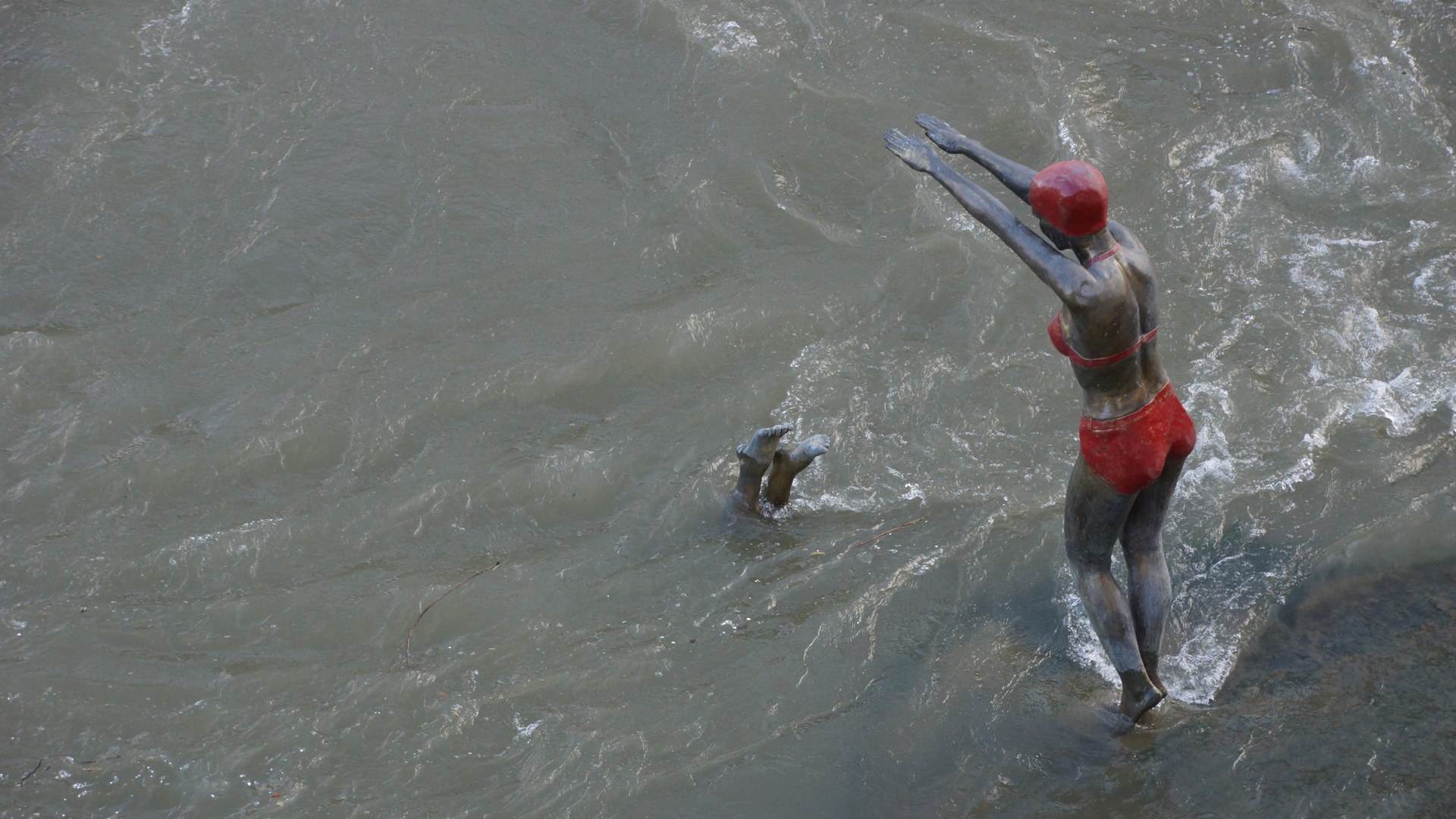 Fotostrecke Mein Europa 29: Schwimmer-Statue am Fluss Vardar in Skopje, Nordmazedonien